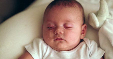 Téléchargez les photos : Adorable cute newborn baby sleeping at night - en image libre de droit