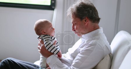 Foto de Candid abuelo interactuando con bebé bebé niño en casa - Imagen libre de derechos