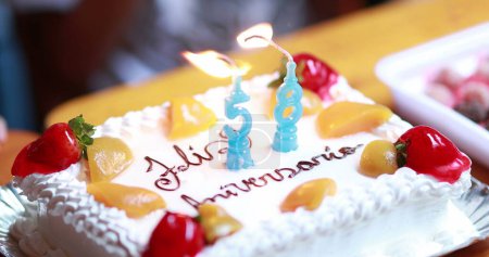 Téléchargez les photos : Gâteau d'anniversaire gros plan avec le numéro 58 dessus - en image libre de droit