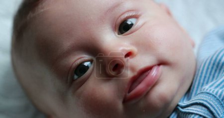 Foto de Happy newborn baby infant face closeup of expression - Imagen libre de derechos