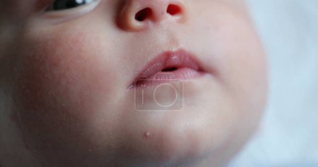 Foto de Macro closeup of baby newborn mouth - Imagen libre de derechos