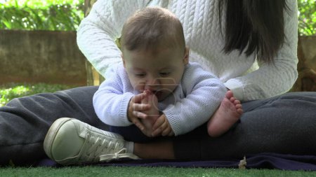 Foto de Bebé descubriendo pie infante poniendo pies en la boca - Imagen libre de derechos
