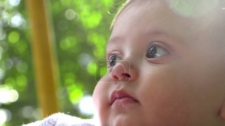 Foto de Adorable retrato de cara de bebé al aire libre primer plano infantil - Imagen libre de derechos