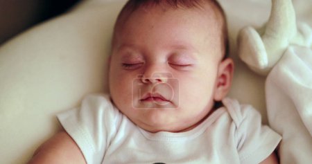 Téléchargez les photos : Serene infant baby face napping Adorable cute newborn baby sleeping at night - en image libre de droit