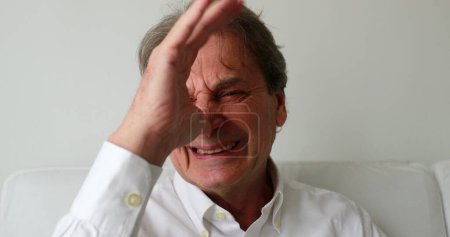 Téléchargez les photos : Senior man teasing viewer with gesture hand to nose - en image libre de droit
