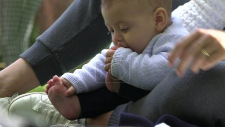 Baby steckt Fuß in Mund Säugling entdeckt Zehen und Füße