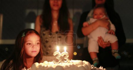 Foto de Gente soplando velas de pastel de cumpleaños - Imagen libre de derechos