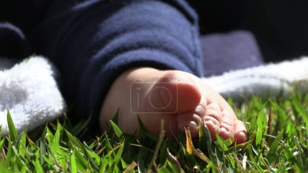 Foto de Bebé pequeño pie infantil en la hierba - Imagen libre de derechos