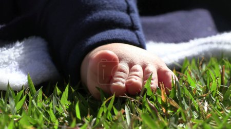 Téléchargez les photos : Petit bébé bébé pied sur l'herbe - en image libre de droit