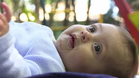 Foto de Linda expresión de cara de bebé buscando ver el mundo hermoso niño - Imagen libre de derechos