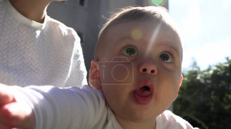 Foto de Feliz retrato de bebé al aire libre con destello de lente - Imagen libre de derechos