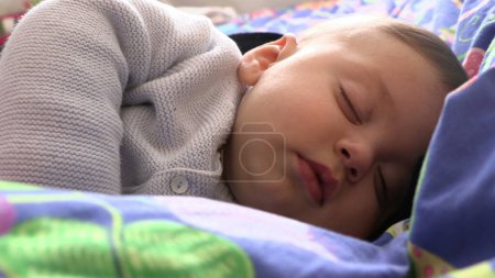 Foto de Lindo bebé niño dormido en la cama siesta de la tarde - Imagen libre de derechos