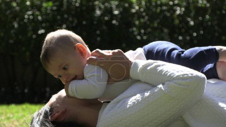 Téléchargez les photos : Mère et bébé ensemble dehors au parc - en image libre de droit