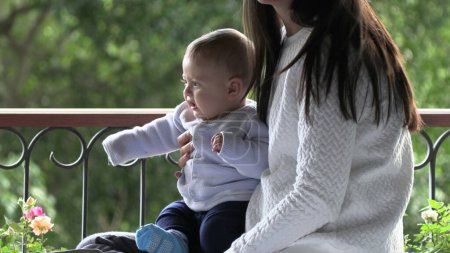 Téléchargez les photos : Maman franche tenant bébé enfant donnant sur la fenêtre - en image libre de droit