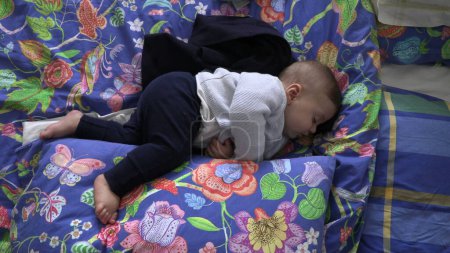 Téléchargez les photos : Bébé bébé tout-petit dormant au lit - en image libre de droit