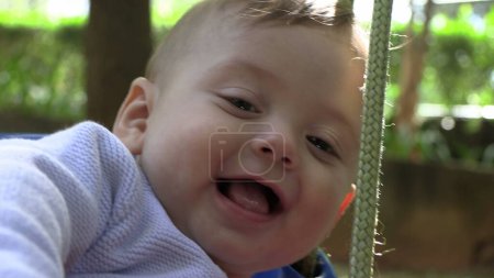Téléchargez les photos : Bébé mignon jouant à Park swing - en image libre de droit