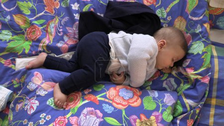 Foto de Adorabe bebé niño niño durmiendo en la siesta de la tarde - Imagen libre de derechos