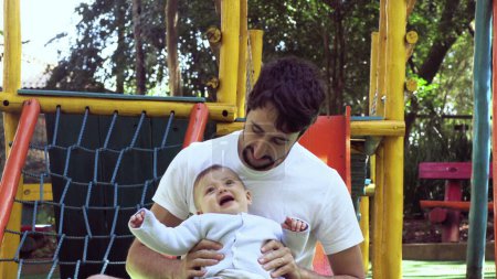 Téléchargez les photos : Véritable vie authentique papa exploitation bouleversé bébé fils - en image libre de droit