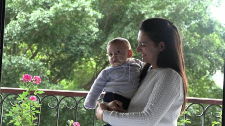 Téléchargez les photos : Mère tenant bébé mignon enfant fils - en image libre de droit
