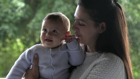 Foto de Madre cuidando y amando bebé niño niño niño sonriendo y sintiendo alegría - Imagen libre de derechos