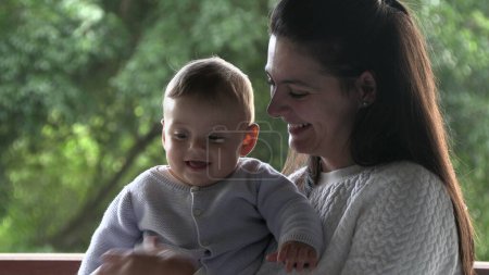 Téléchargez les photos : Maman attentionnée et aimante bébé enfant bébé fils souriant et se sentant joie - en image libre de droit