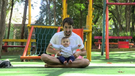 Téléchargez les photos : Père et bébé ensemble interaction relation à l'extérieur au parc - en image libre de droit