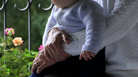 Téléchargez les photos : Maman tenant bébé fils enfant donnant sur la vue regardant par la fenêtre - en image libre de droit