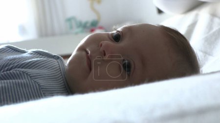 Téléchargez les photos : Bébé tout-petit couché au lit - en image libre de droit