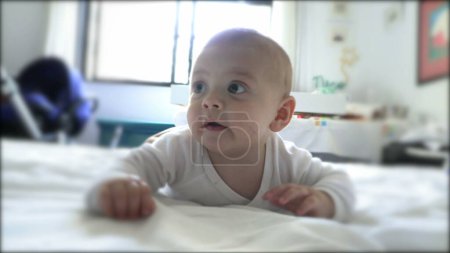 Téléchargez les photos : Bébé bébé se sentant heureux et souriant d'être en vie - en image libre de droit