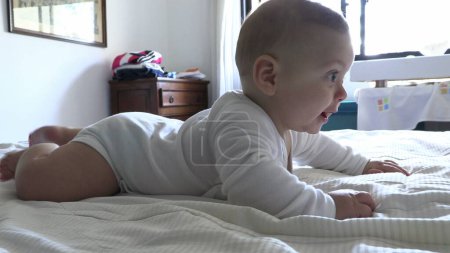 Téléchargez les photos : Adorable bébé au lit - en image libre de droit
