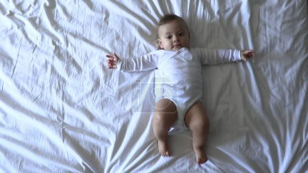 Foto de Lindo bebé niño en la cama - Imagen libre de derechos