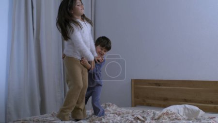 Foto de Niños saltando en la cama en Super Slow Motion, capturados a 800 fps, hermanos uniéndose mientras rebotan capturados con una cámara de alta velocidad - Imagen libre de derechos