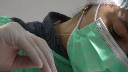 Foto de Odontóloga de cerca que trata la boca del paciente - higiene bucal - mujer que usa mascarilla en el procedimiento quirúrgico - Imagen libre de derechos