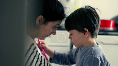 Small Boy Écoute avec larme Mother 'Scolding for Misbehavior, Learning Lesson