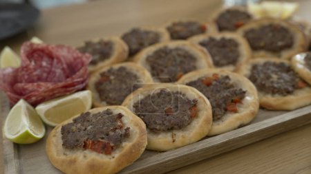 Téléchargez les photos : ESFIHA ARABIC Nourriture sur la table prête pour le repas. arabe brésilien trditional déjeuner glucides avec de la viande snack - en image libre de droit