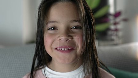 Téléchargez les photos : Portrait de petite fille regardant la caméra fissure un sourire. Beau visage d'enfant en gros plan, enfant de 8 ans - en image libre de droit