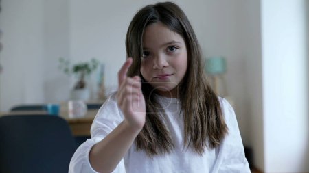 Foto de Niño olas dedo a la cámara diciendo NO, una niña de 8 años de edad, en rechazo - Imagen libre de derechos