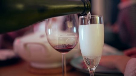 Téléchargez les photos : Verser du champagne dans un verre pour les fêtes, Gros plan festif - en image libre de droit
