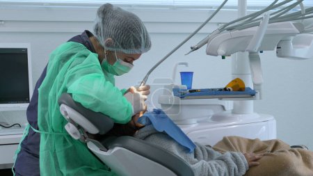 Zahnärztin kümmert sich in Zahnklinik um die Mundgesundheit von Kindern