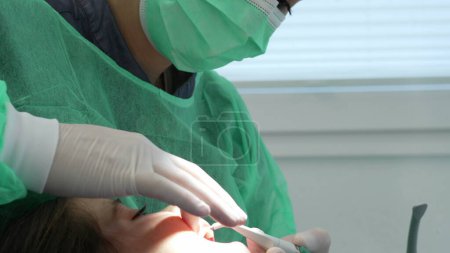 Foto de Vista detallada del procedimiento de higiene dental en los dientes del niño, limpieza de instrumentos - Imagen libre de derechos