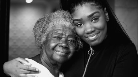 Schwarz-weißes Familienporträt - Afroamerikanische Enkelin und ältere Großmutter