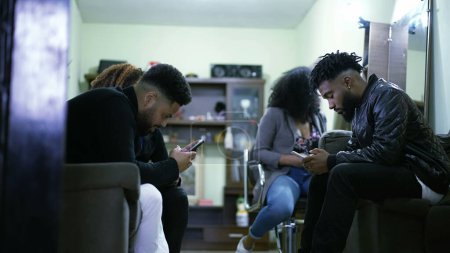 Foto de Grupo de cuatro personas envueltas en burbujas tecnológicas hipnotizadas por los teléfonos, ilustrando el aislamiento y el uso excesivo de teléfonos inteligentes - Imagen libre de derechos