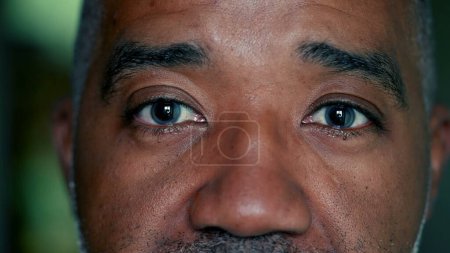 Afro-americano senior man close-up eyes reacciona con SHOCK y sorpresa, macro retrato apretado de una persona negra en incredulidad y preocupado por la reacción de notificación de noticias