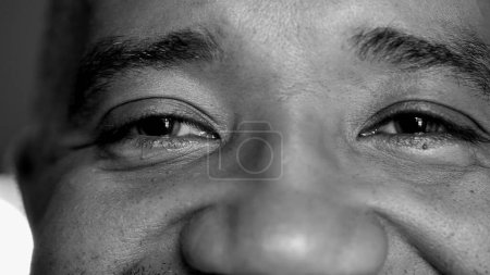 Foto de Macro primer plano de un hombre mayor de mediana edad ojos con arrugas y la boca sonriente, persona de ascendencia africana sentirse feliz - Imagen libre de derechos