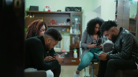 Grupo de cuatro personas envueltas en burbujas tecnológicas hipnotizadas por los teléfonos, ilustrando el aislamiento y el uso excesivo de teléfonos inteligentes