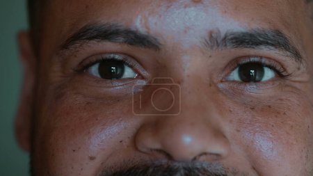 Téléchargez les photos : Jeune homme noir sud-américain souriant à la caméra, macro gros plan des yeux d'une personne de 20 ans d'ethnicité diverse - en image libre de droit