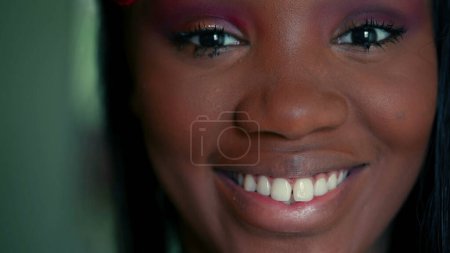 Foto de Retrato de una alegre joven latina hispana negra sonriendo ante la cámara - Cara de cerca de una niña adulta de ascendencia africana de 20 años - Imagen libre de derechos