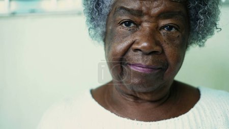 Porträt einer älteren afroamerikanischen Frau. Eine ältere schwarze Dame in den Achtzigern mit grauen Haaren und Falten in Nahaufnahme