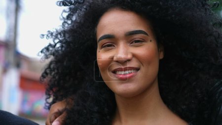 Foto de Grupo de Amigos Brasileños Sonriendo en Cámara, City Street Portraits. Sudamericanos de ascendencia afroamericana, hombres y mujeres - Imagen libre de derechos