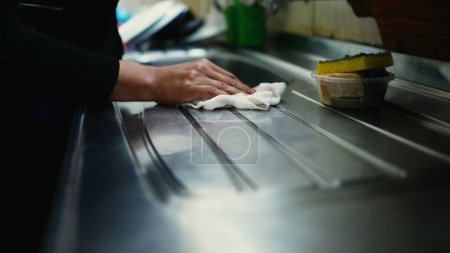 Foto de Primer plano del fregadero de cocina de limpieza de manos en la actividad doméstica - Imagen libre de derechos